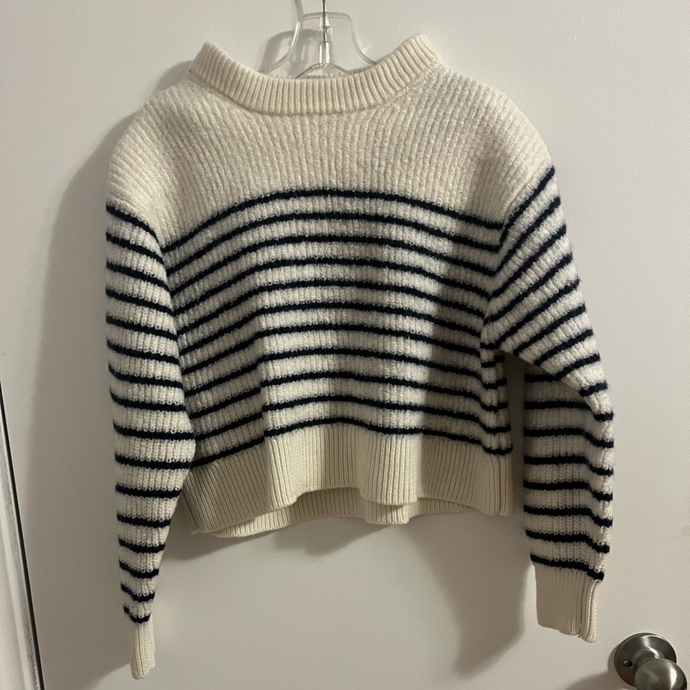 Aritzia Wilfred Maria Cropped sweater